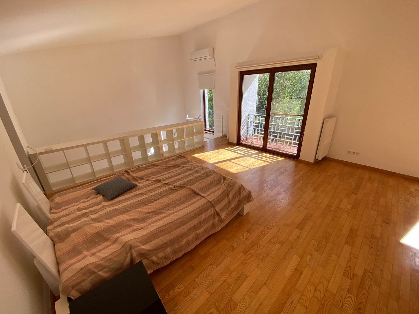 Apartament deosebit cu curte proprie si 2 locuri de parcare - Poză 12