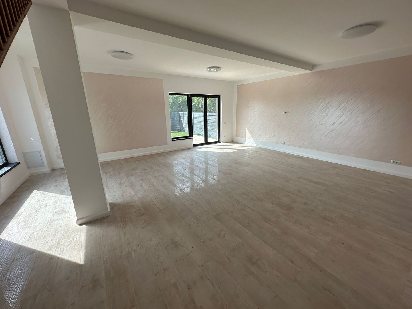 O oază de liniște și eleganță contemporană în inima Tunariului - Poză 2