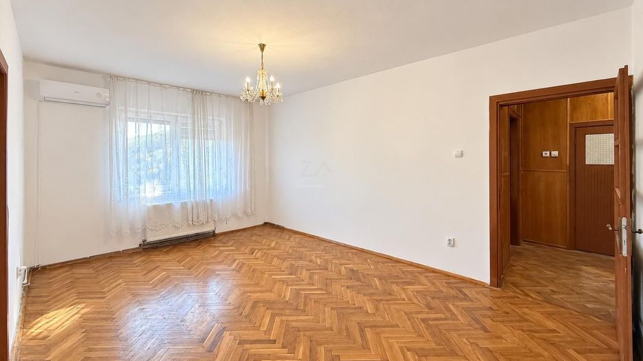 Bloc tip asociatie - zona Kiriac. 4 camere, 3 balcoane. Garaj si boxa. - Poză 3