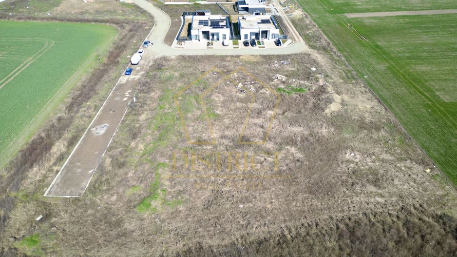 Teren pretabil pentru spatii agrement 3738 mp | Covaci - Poză 3