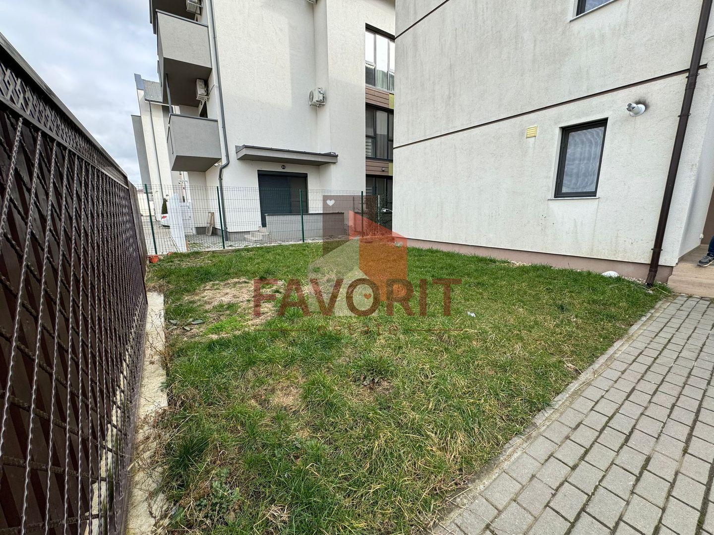 Curte proprie. Loc de parcare. Strada asfaltata - Poză 8