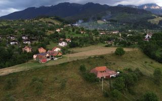 Casă tradițională sat Poarta, comuna Bran teren 4000 mp - Poză 2