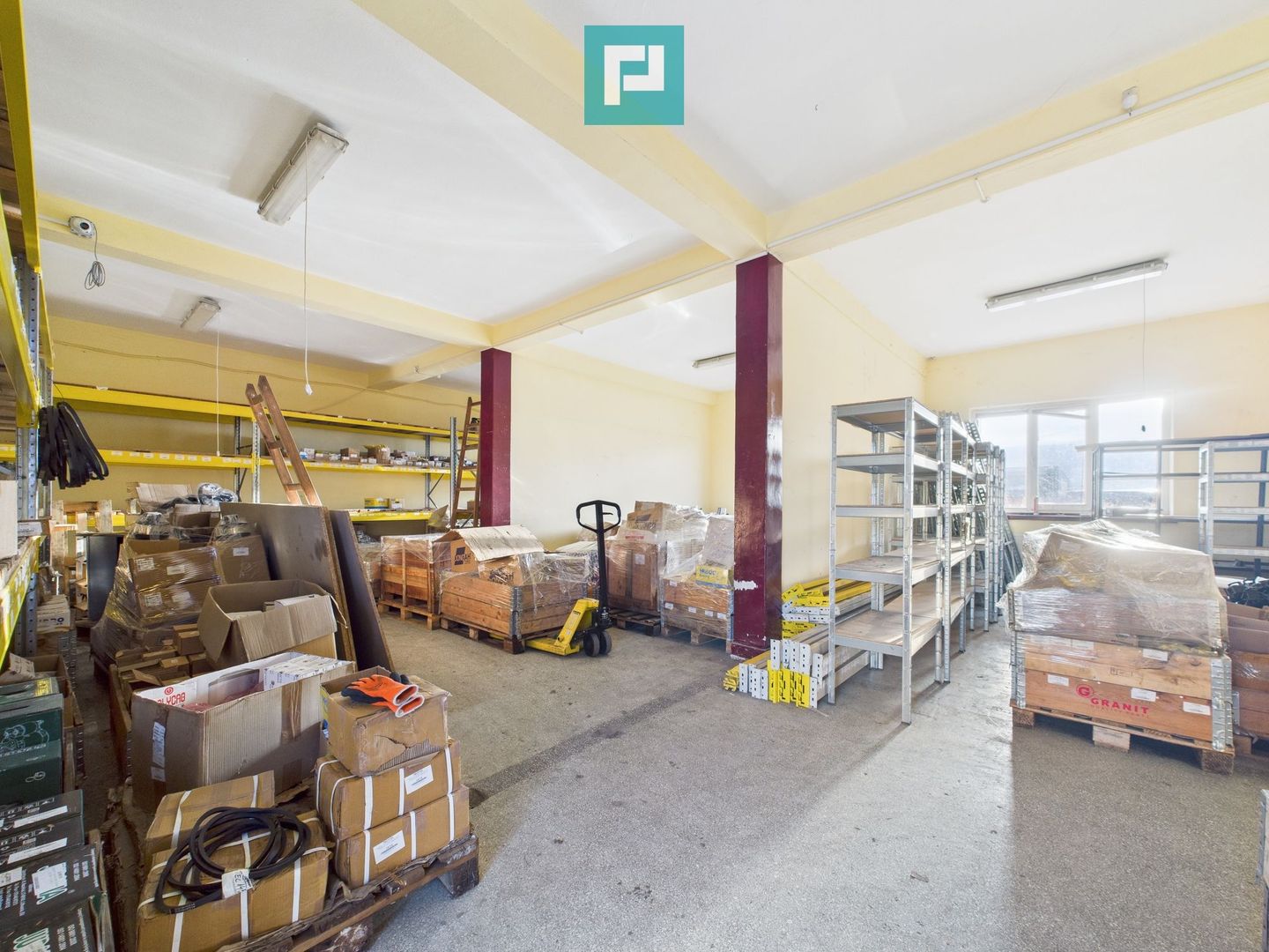 Clădire P+E parcare si platformă betonată 700mp - Poză 1