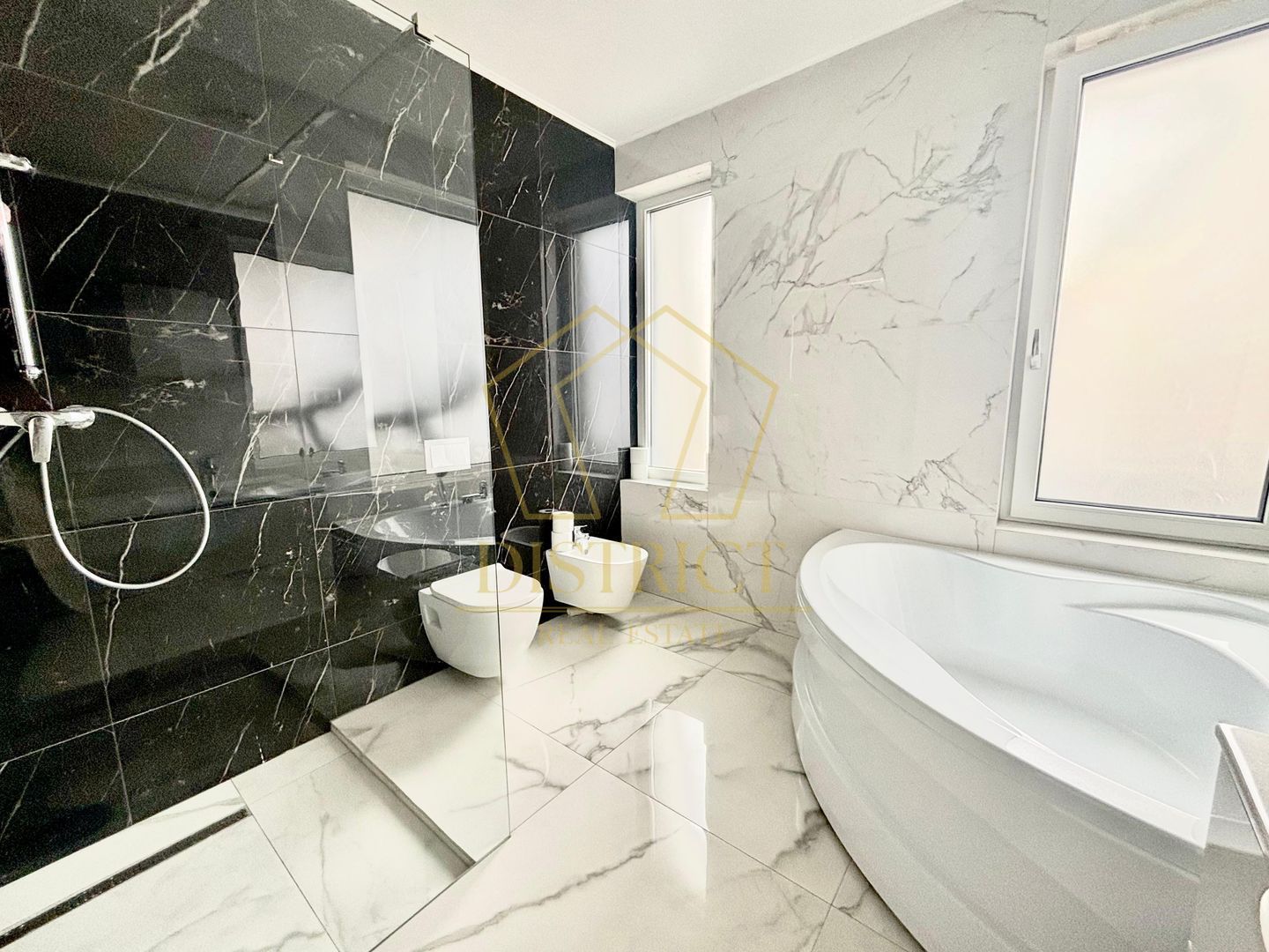 Casa individuala de Lux cu 5 camere, 4 bai si dressing in Braytim la asfalt. - Poză 10