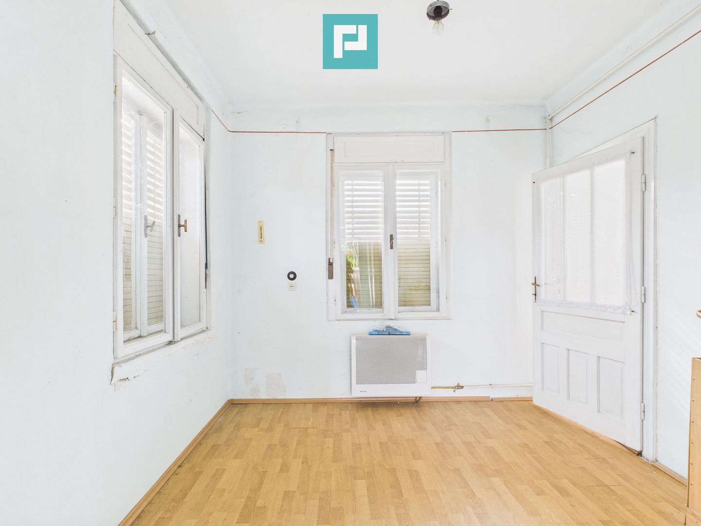 Casă cu teren generos, zonă centrală, Curtici - Poză 2