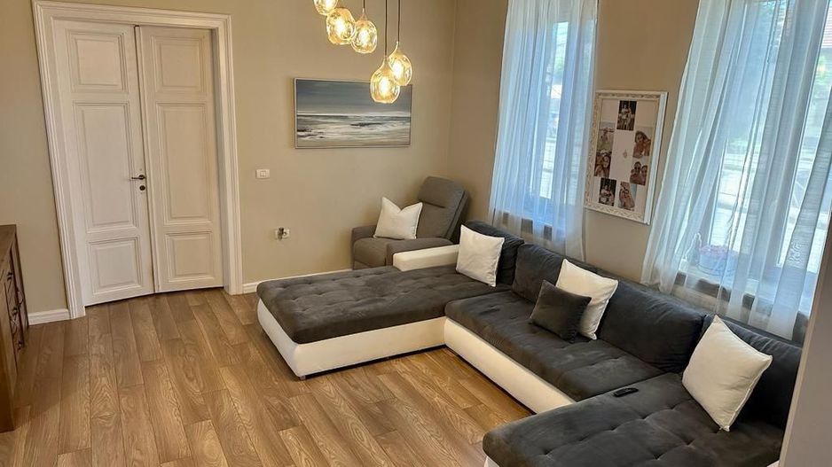 Apartament cu curte, de vanzare, zona Iosefin-Iuliu Maniu. - Poză 1