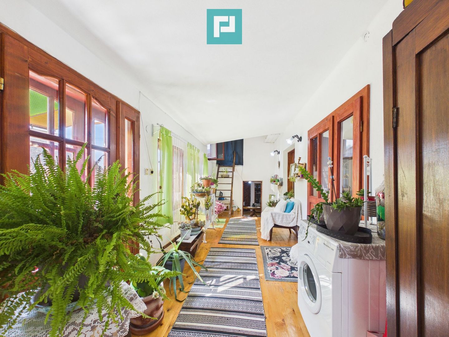 Casă cu 6 camere pe teren de 2029 mp – Miniş - Poză 12