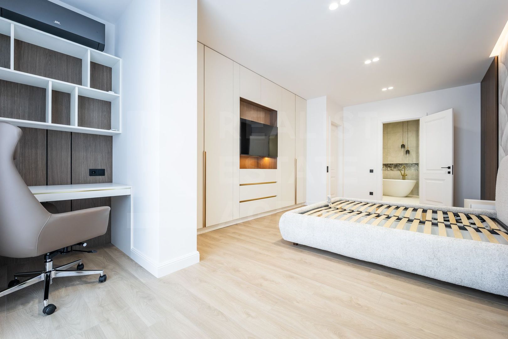 Chirie, apartament, 4 camere, Strada Universității, Centru - Poză 15