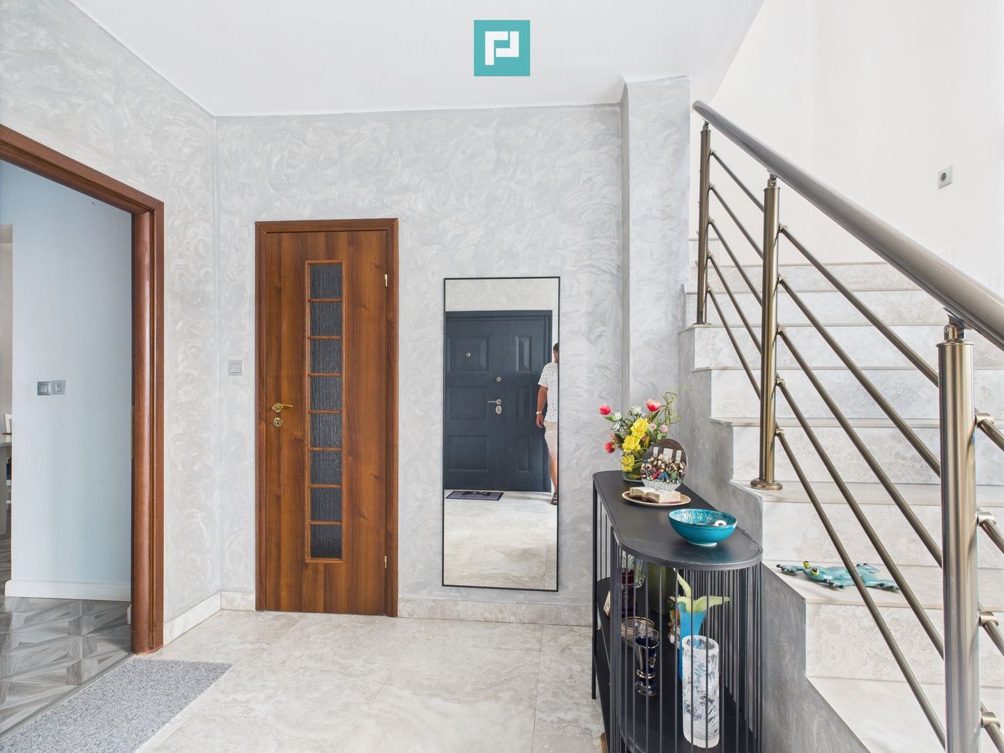 Vilă spațioasă cu 6 camere în Dumbrăvița - Poză 25