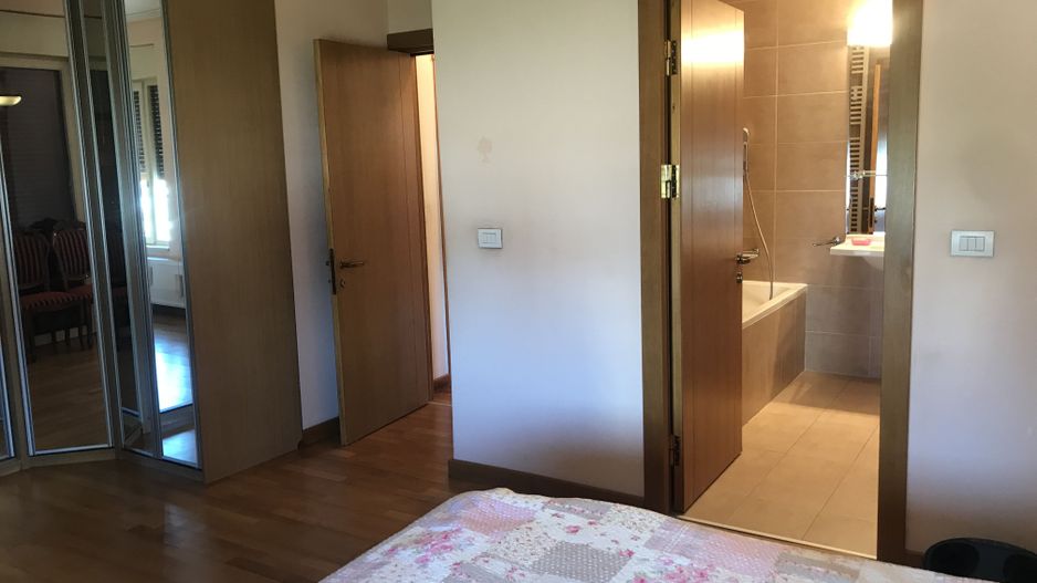 Apartament generos 3 camere - Poză 5
