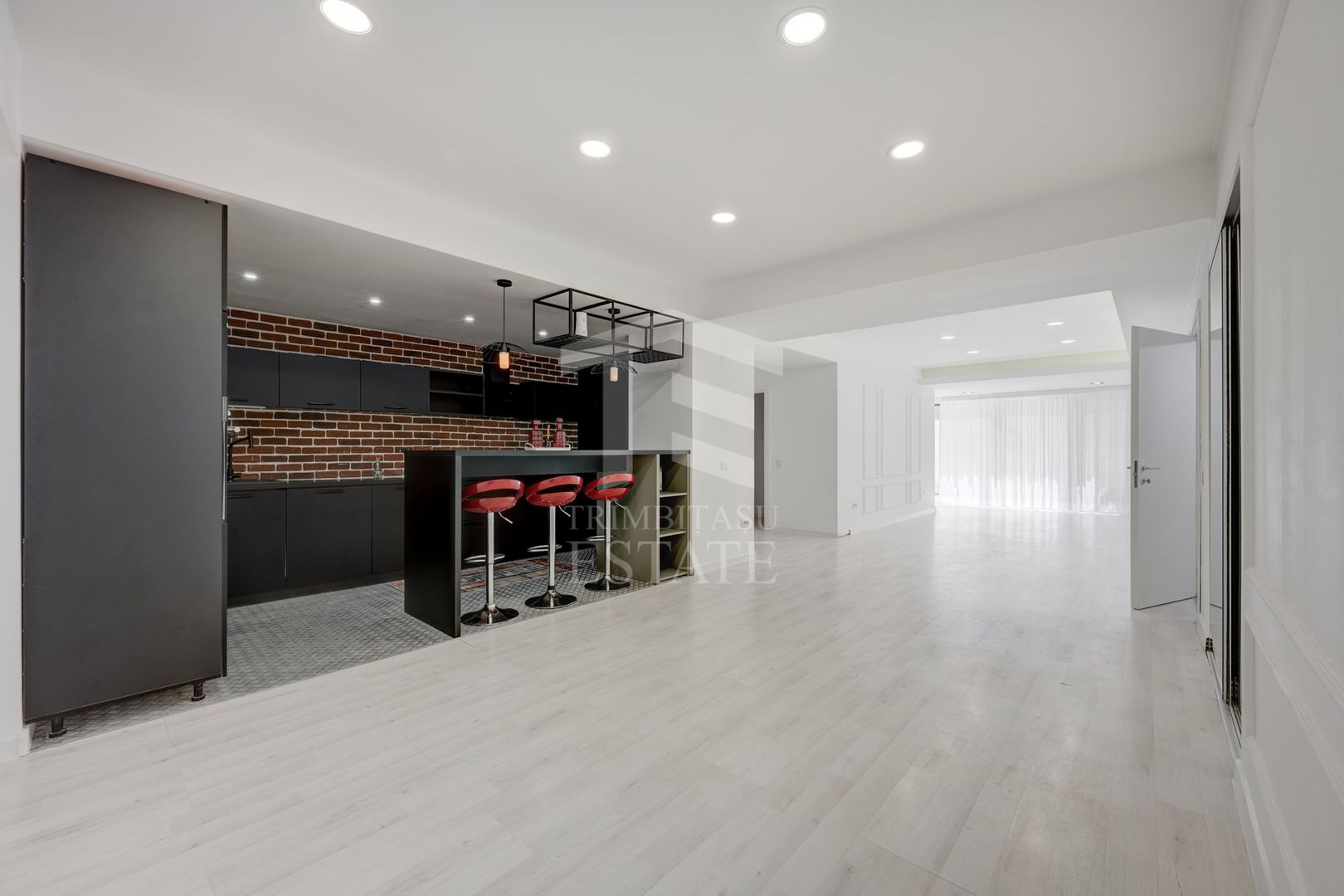 Apartament 3 camere superb si curte proprie Parc Herastrau - Poză 1