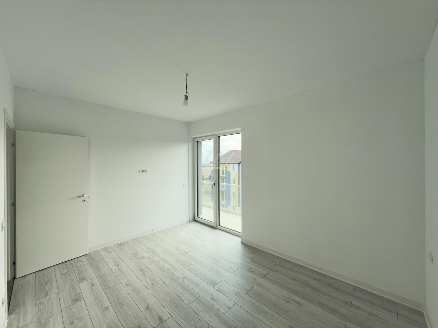 Bloc finalizat. Bucatarie inchisa. Loc de parcare. Spatiu depozitare - Poză 6