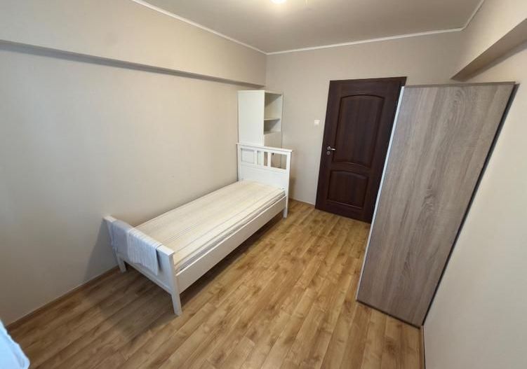 Inchiriere apartament  3 camere decomandat - Poză 9