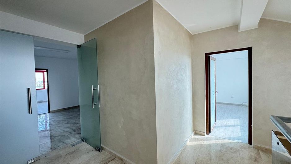 Spatii comerciale moderne de inchiriat, in cladire recent renovata - Poză 13