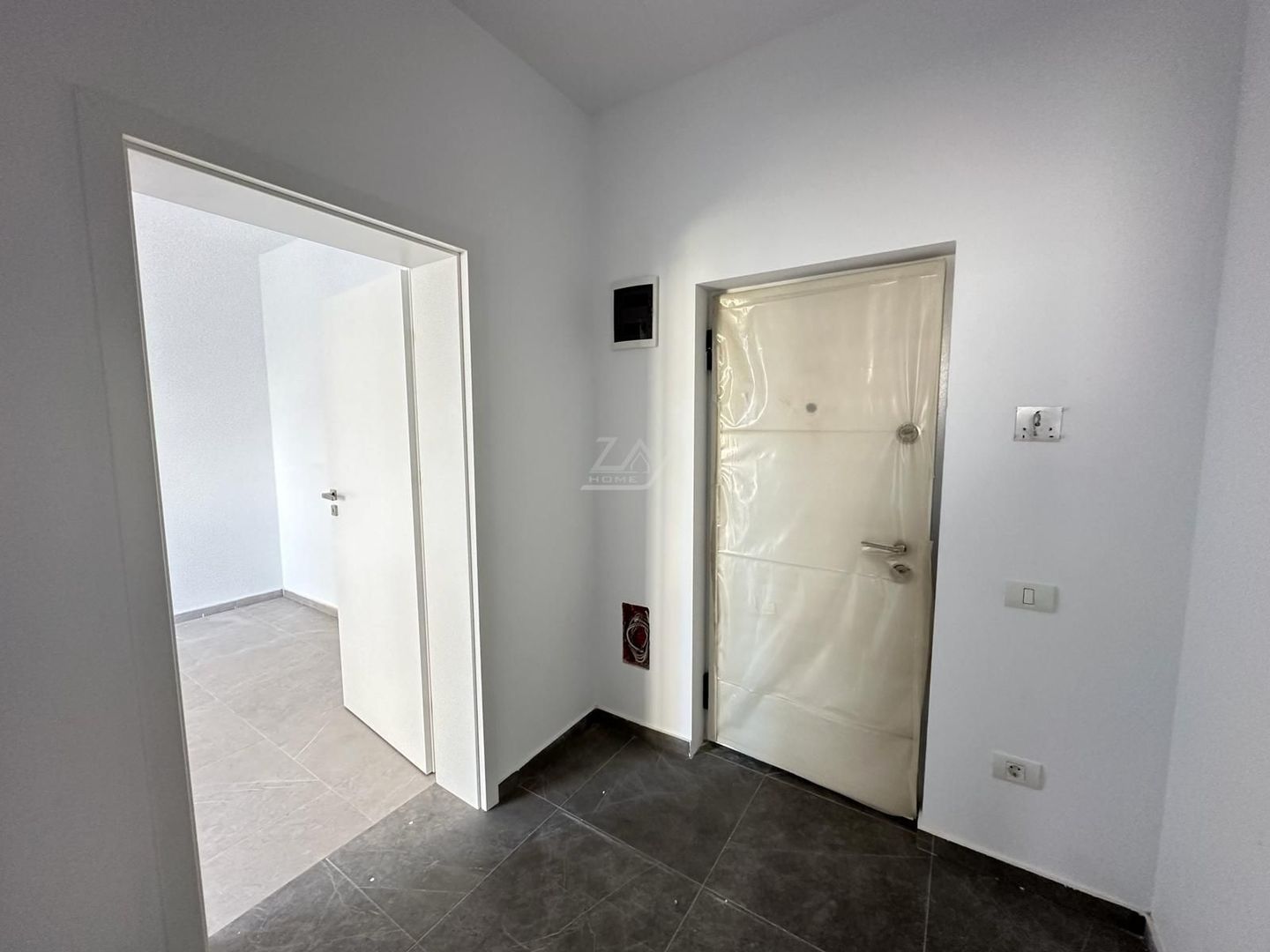 Decomandat. Etaj intermediar. Geam la baie. - Poză 8