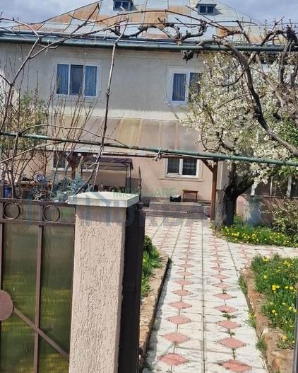 Vanzare casa P+1, anexe, curte, sat Verseni, comuna Miroslovesti, la asfalt - Poză 2