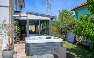 Vilă renovată P+1+M  | Foișor vitrat, grădină și jacuzzi - Poză 24