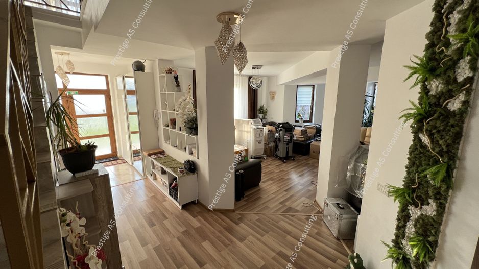 Vila 7 incaperi + 3 Anexe | 1800mp Teren | La Intrare in Dumbravita - Poză 2