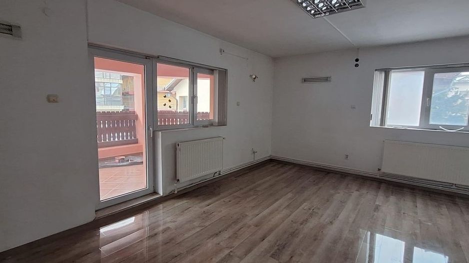 Închiriez vilă, 9 camere,Mihai Bravu, pretabil birouri/firme,nemobilat - Poză 1