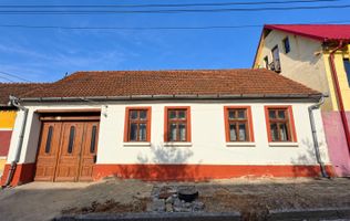 Casă de vânzare în Slatina-Nera. Un refugiu aproape de natură.