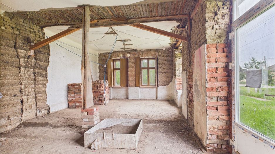 Casă de reabilitat pe teren generos- Comuna Variaș - Poză 18