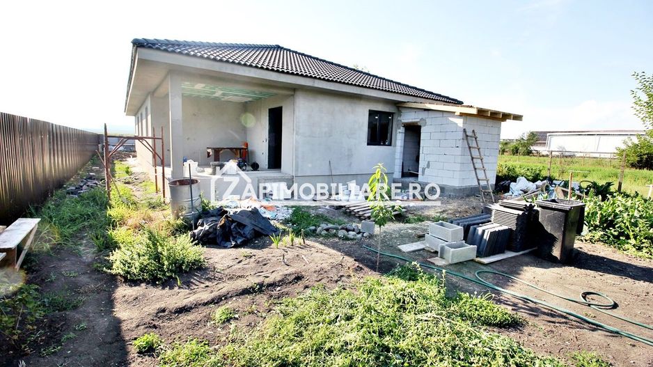 Casa 5 camere pe 1 nivel cu garaj si gard 176mp,1400mp teren - Poză 2