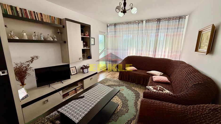 Apartament spațios de vânzare – Zona Școala 16 - Poză 1