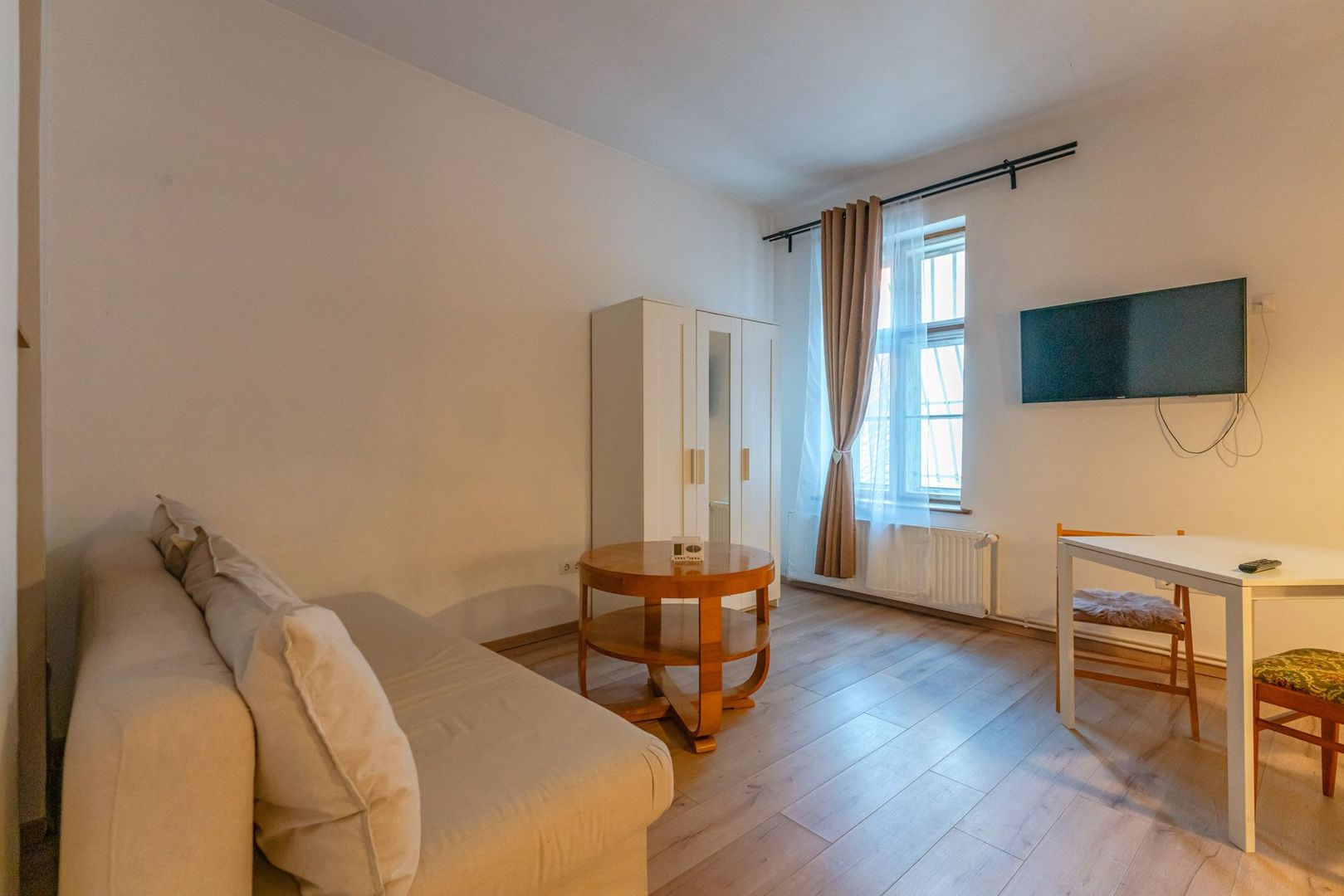 Garsonieră de închiriat în Livada Poștei, Strada Lungă 19 - Poză 1