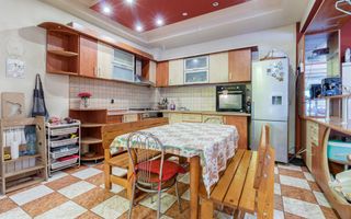 Casa cu curte | Potential pentru rezidenta sau afacere| Aparatorii Patriei - Poză 15