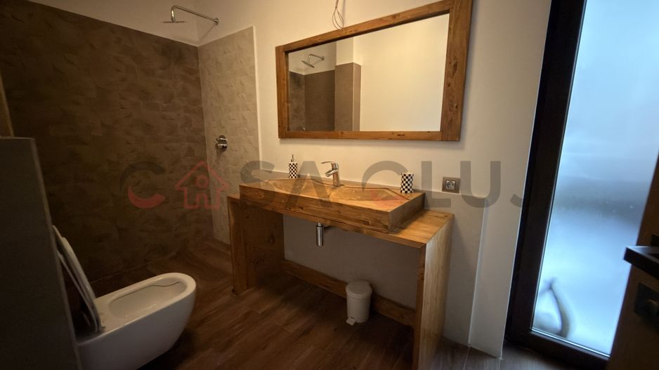 Apartament tip penthouse cu terasa si acces la curte - Poză 9