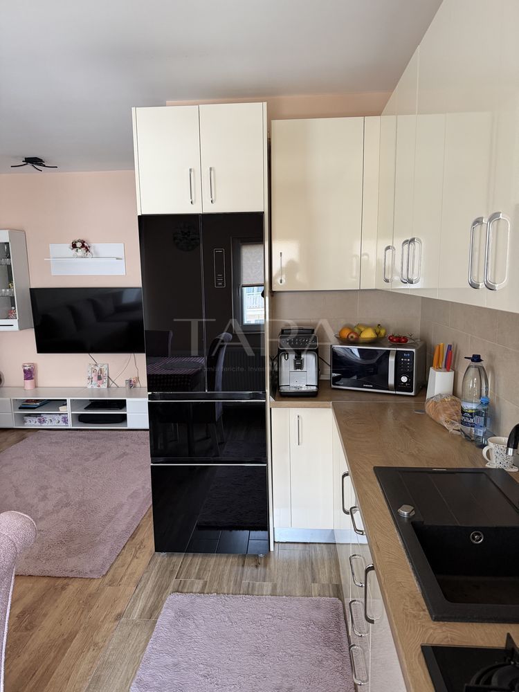 Apartament mobilat și utilat, balcon închis și parcare inclusă. - Poză 4