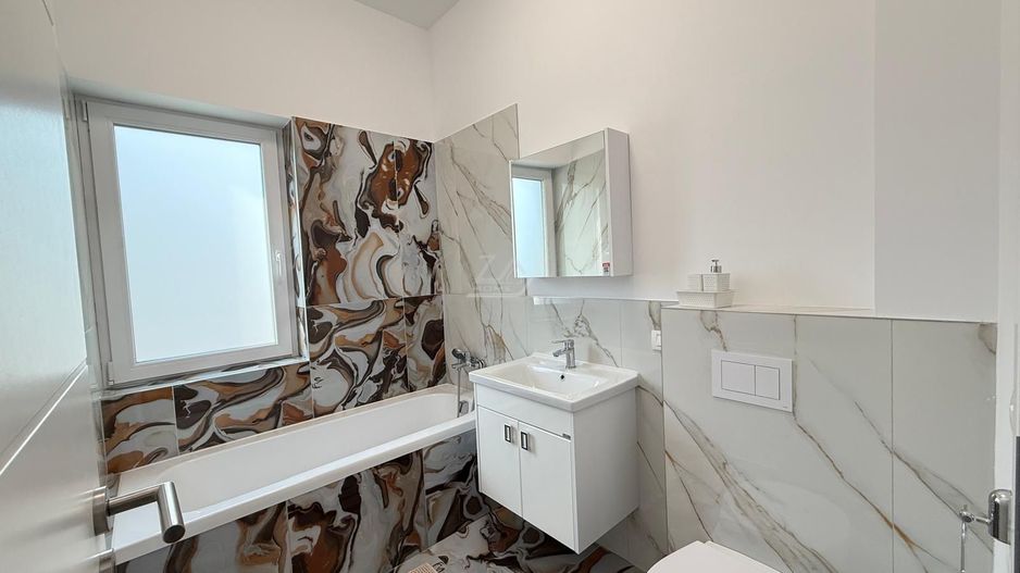 Disponibil imediat. Etaj 1. Bucatarie inchisa. Loc de parcare. - Poză 8