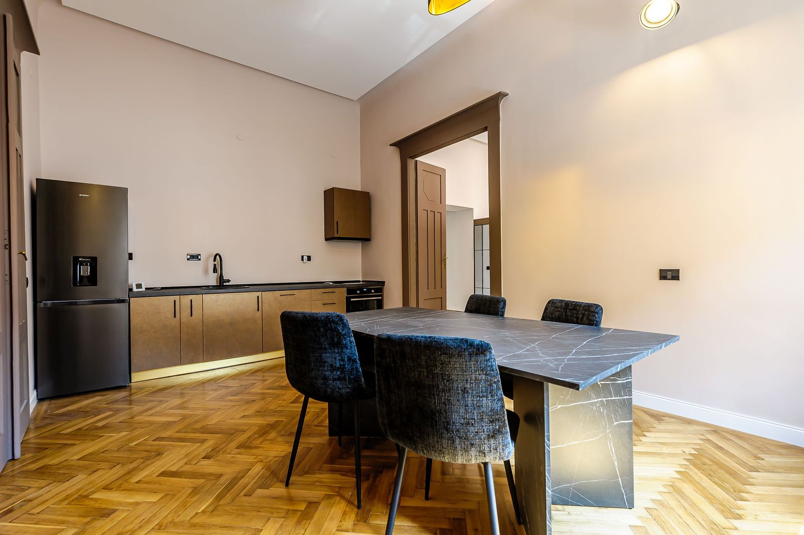 Apartament ULTRACENTRAL cu 3 camere, la cheie, renovat recent - Poză 2