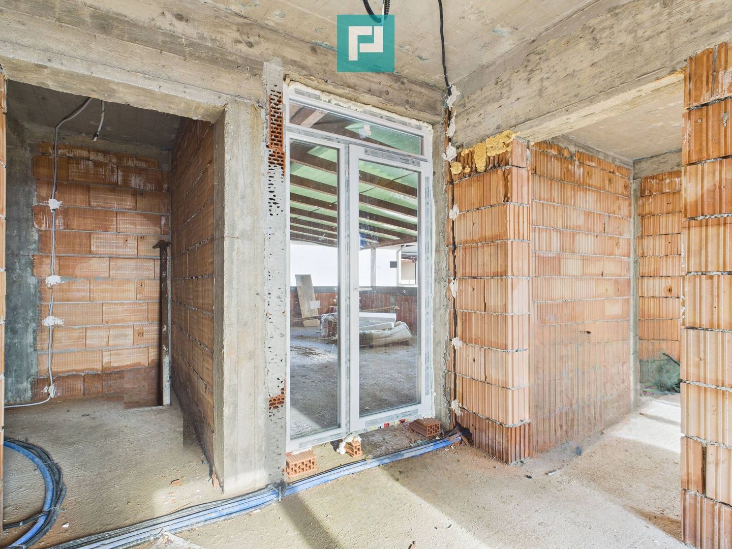 Penthouse cu terasă generoasă, în centrul Chișodei - Poză 2