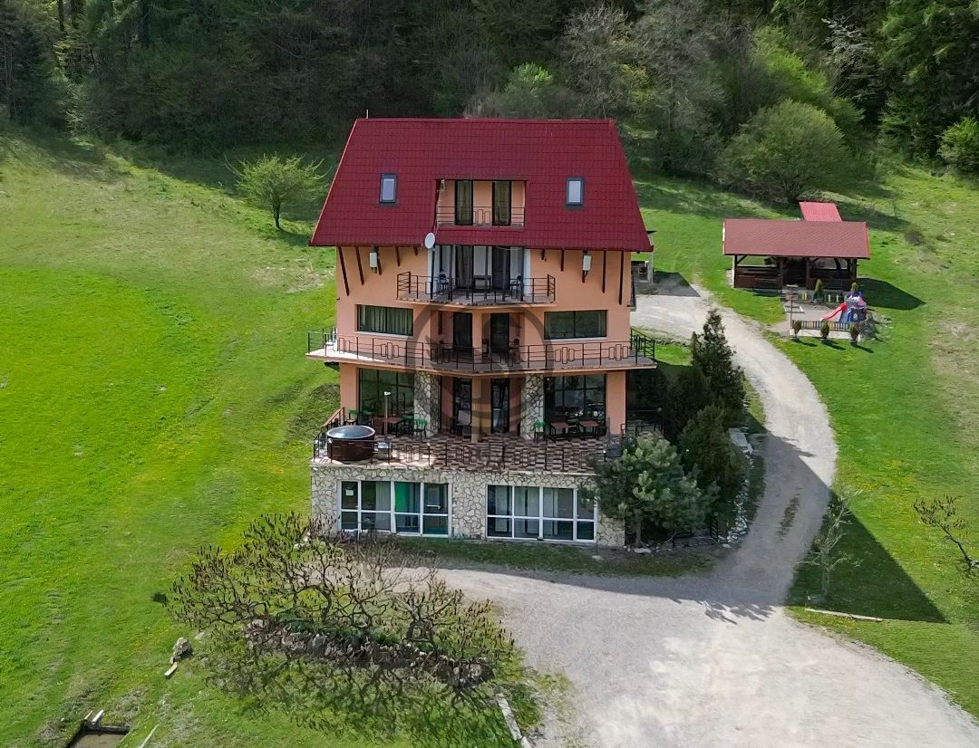 Pensiune la cheie de vanzare | 10 camere | Sacele, Brasov |Comision 0% - Poză 1