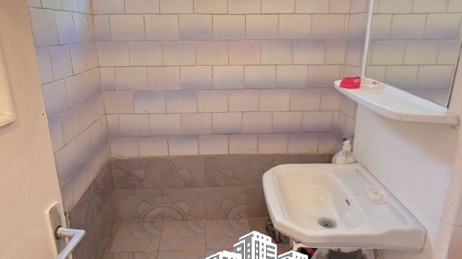 Apartament cu 3 camere, fost cabinet medical, parter, zona CUZA VODĂ; - Poză 8
