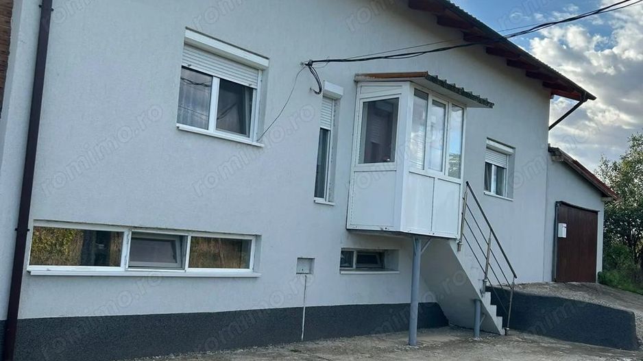 Casă de vânzare cu teren 920 mp - Poză 1