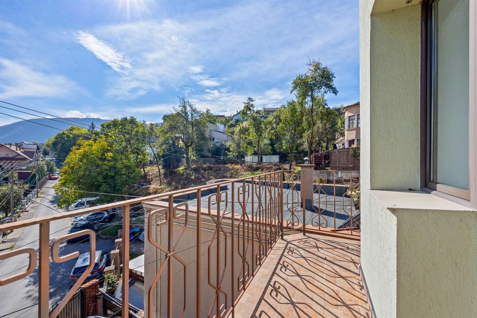 Casa pe 3 niveluri | Terasa cu priveliste | 3 parcari | Pozitie centrala - Poză 35