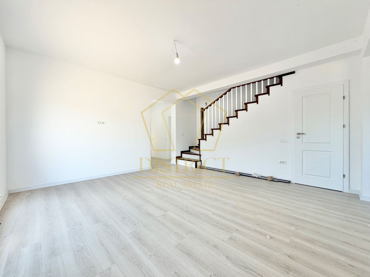 Duplex cu 5 camere si 2 bai, 470 mp teren si 115 mp utili in Ghiroda. - Poză 2