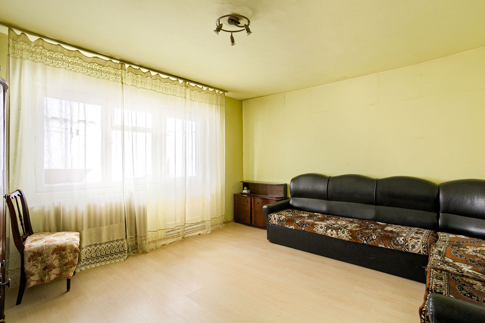 Vandut Apartament cu 3 camere la parter, in Micalaca - Poză 1