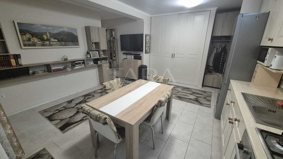 Apartament 2 camere, finisat si mobilat, loc de parcare. - Poză 1