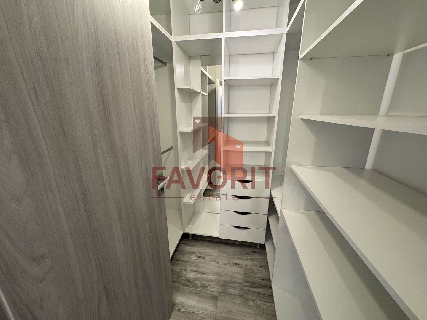 Duplex despartit prin garaj. Zona centrala - langa padure. Mobilat si utilat - Poză 11