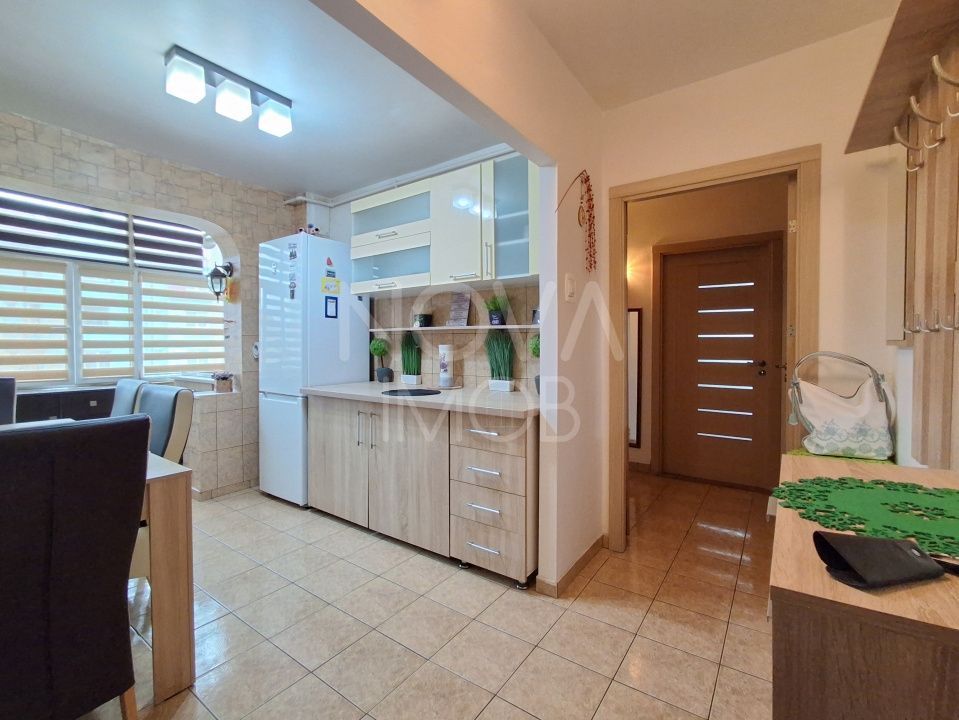 Apartament de inchiriat 3 camere etajul 4, cu lift,  Zona Vasile Aaron - Poză 5