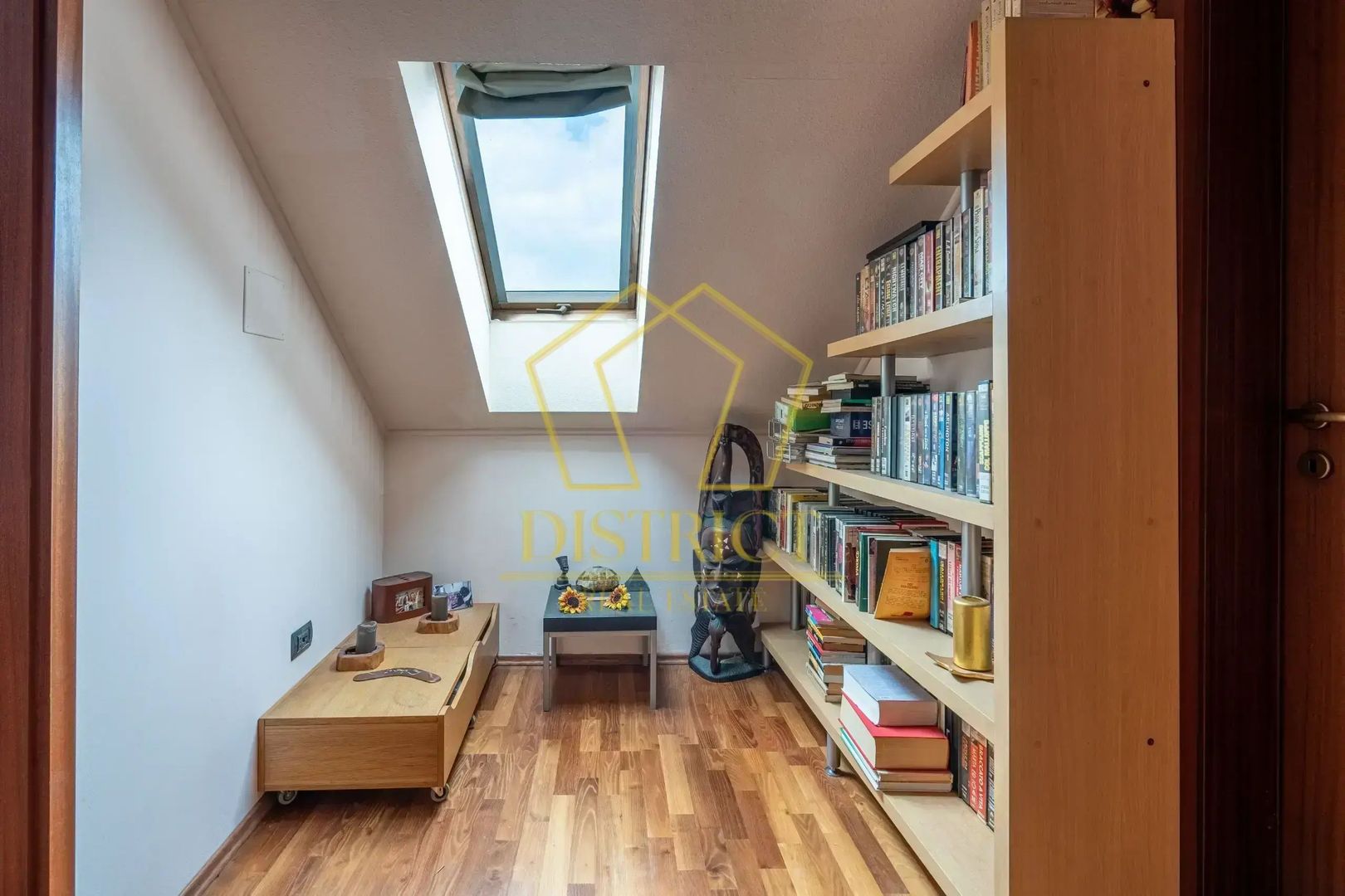 0% COM Apartament cu 3 camere, scara interioara, semineu | Favorit - Poză 11