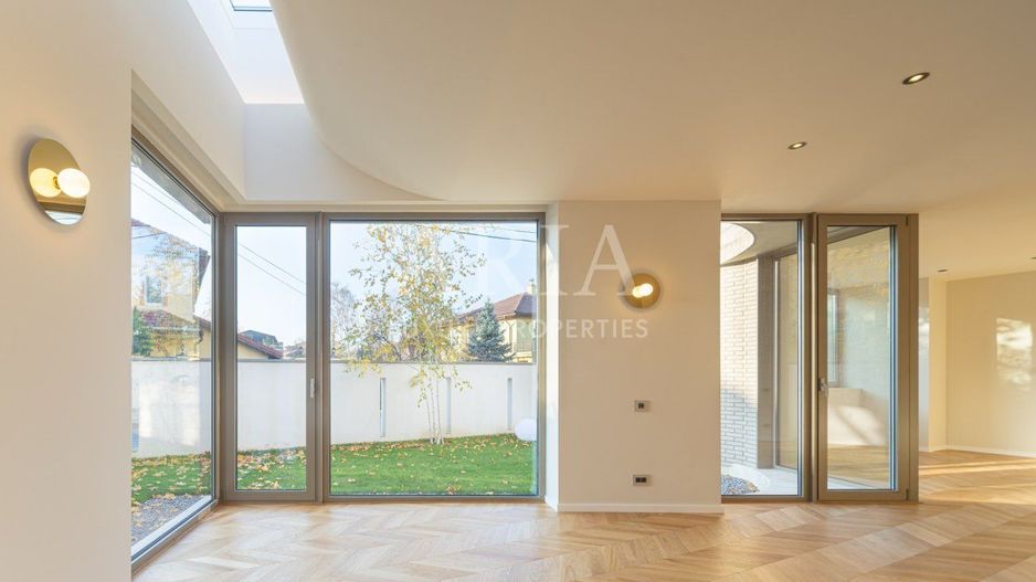 MODERN VILLA - LUXURY GATED COMMUNITY - Poză 1