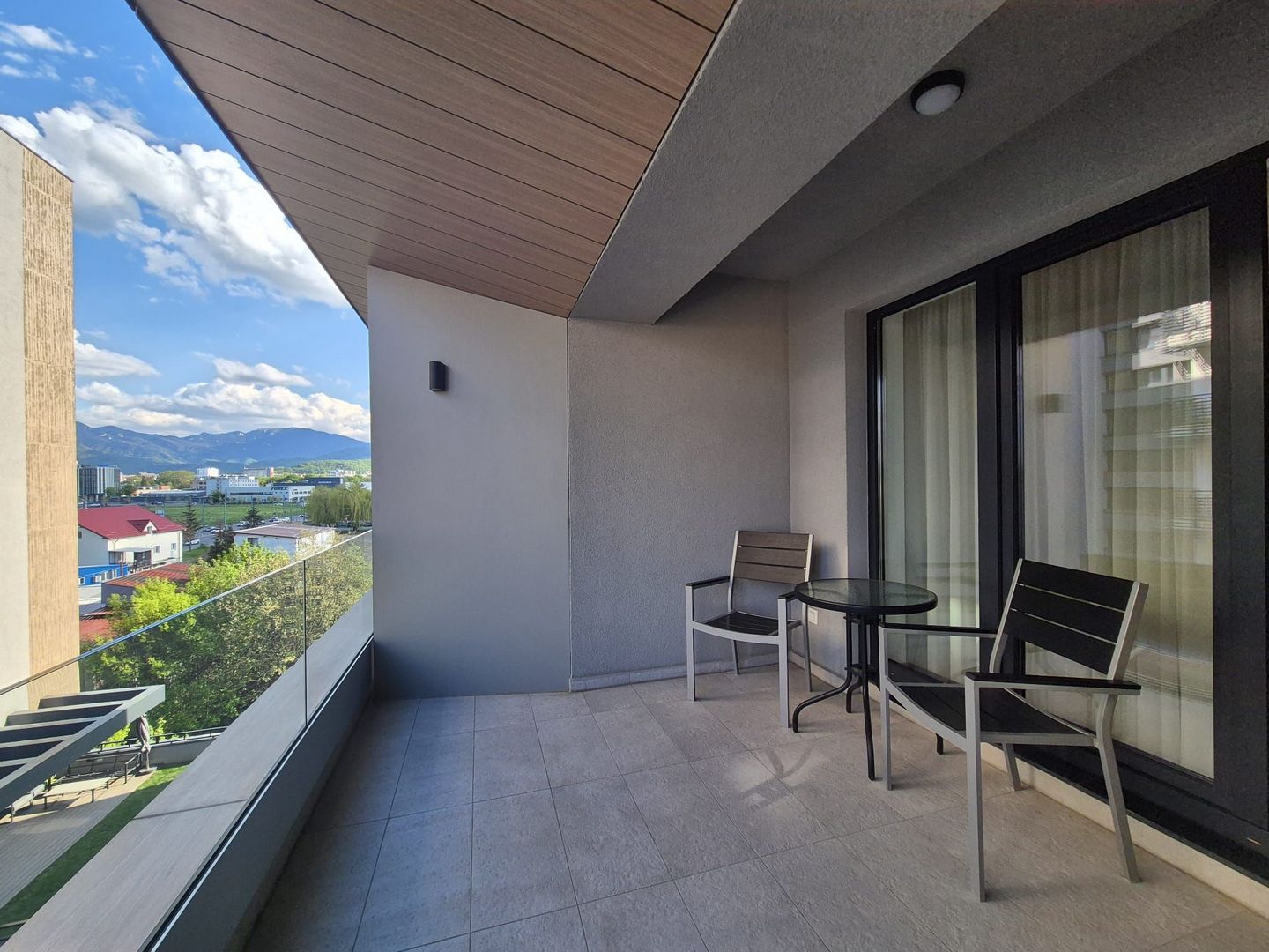 Zona Coresi, str. 13 Decembrie, apartament spațios, bloc nou, loc parcare - Poză 3