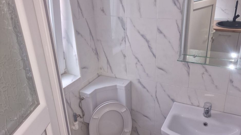 Apartament central cu o camera si loc de parcare - Poză 9