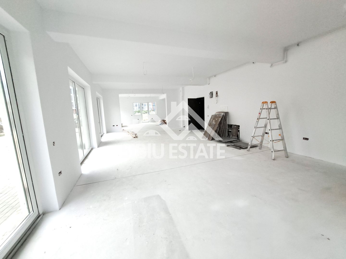 Spatiu comercial 190 mp vitrine la strada, dublu acces, parcari - Poză 10