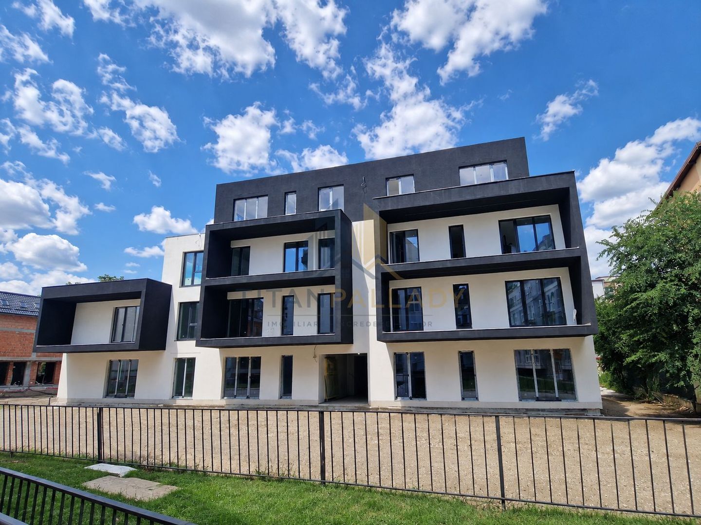 3 Cam-Gradina proprie 55mp-metrou Teclu-Bloc Boutique - Poză 9
