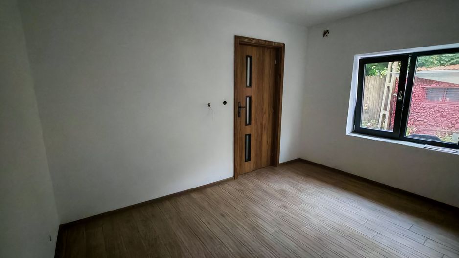 Corp de casa P+M 4 camere , ASTRA - Carpatilor -LIDL- ,curte comuna. - Poză 2